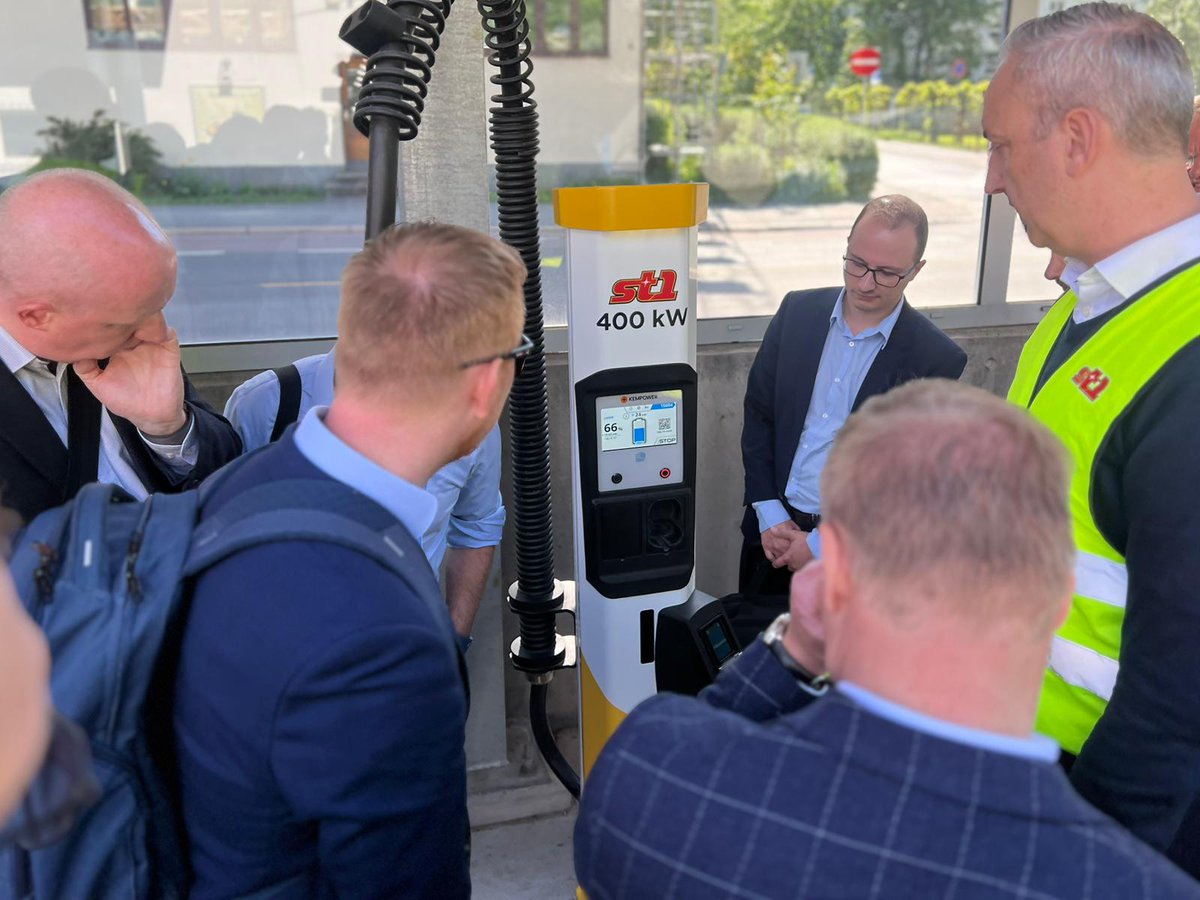 CzechEmbassyNO's tweet photo. Projekt ekonomické diplomacie @ed_mzvcr v oblasti čisté mobility se soustředil na zkušenosti s rozvojem nabíjecí infrastruktury pro osobní i nákladní dopravu, národní strategie a cíle v elektromobilitě, bezpečnost elektromobilů i možnosti společných projektů. Čeští experti měli možnost vidět norská řešení přímo v praxi — od bezdrátového nabíjení taxi v Oslo po první plně elektrifikovanou stanici a rychlonabíjecí hub pro nákladní dopravu. 

Cenná byla také jednání s Norskou správou silnic, Norskou asociací pro elektromobilitu, Agenturou pro městské životní prostředí, výzkumným centrem SINTEF Energy či státní agenturou na podporu energetické transformace Enova. Zástupce Møller Mobility Group zároveň zdůraznil důležitost spolupráce s českými firmami @skodacz a vysokou oblibu elektromobilů Škoda mezi norskými zákazníky. ⚡🚀

Mise potvrdila silný potenciál pro další rozvoj česko-norské spolupráce a vznik nových projektů v oblasti čisté mobility. 🤝

#CleanMobility #EMobility #EV #Innovation #CzechRepublic #Norway #AutomotiveIndustry