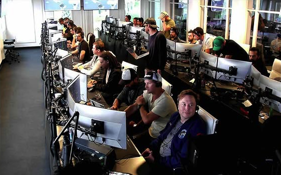 entreprneursonx's tweet photo. 3. If an employee joined when Spacex was worth around $50M and held until $1.75T, that stake would be up around 35,000x.

That early group is likely the core of the $100M
club.

Estimated count: 150 to 250 people. https://t.co/rKJG5VbjwX
