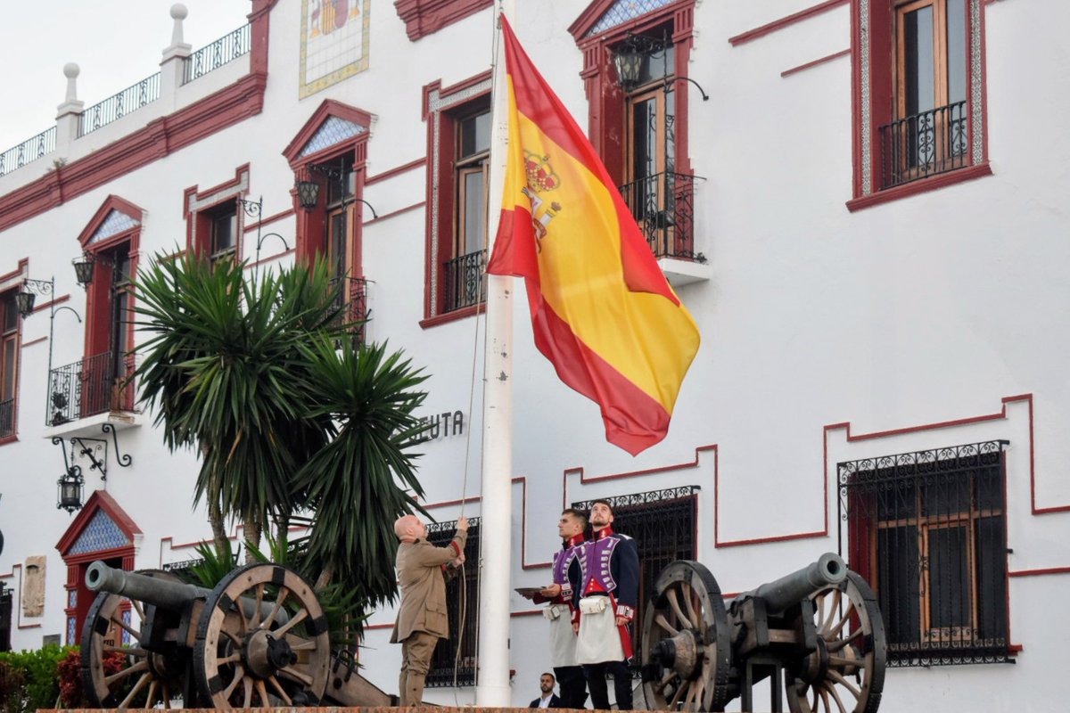 COMGECEU_ET's tweet photo. Ayer el Regimiento de #Ingenieros nº 7 #RING7 realizó un solemne Arriado de 🇪🇸 presidido por el Comandante General de #Ceuta en la plaza de #África 
@MCANA_ET @EjercitoTierra https://t.co/y5GACxn5R1