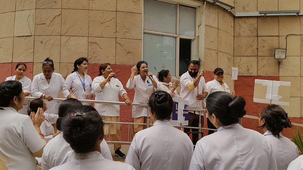 harjitkaur9811's tweet photo. आज पाँचवें दिन भी नर्सिंग ऑफिसरों की हड़ताल लगातार जारी है।सुबह 9 बजे से 11 बजे तक चार केंद्रीय सरकारीअस्पतालों में लगातार धरना-प्रदर्शन किया जा रहा है
आउटसोर्स स्टाफ नहीं चाहिए,परमानेंट स्टाफ चाहिए।उनका कहनाहैकि जब तक उनकी मांगें पूरी नहींहोतीं,तब तक यह आंदोलन इसी तरह जारी रहेगा https://t.co/jdxvBOFhGg