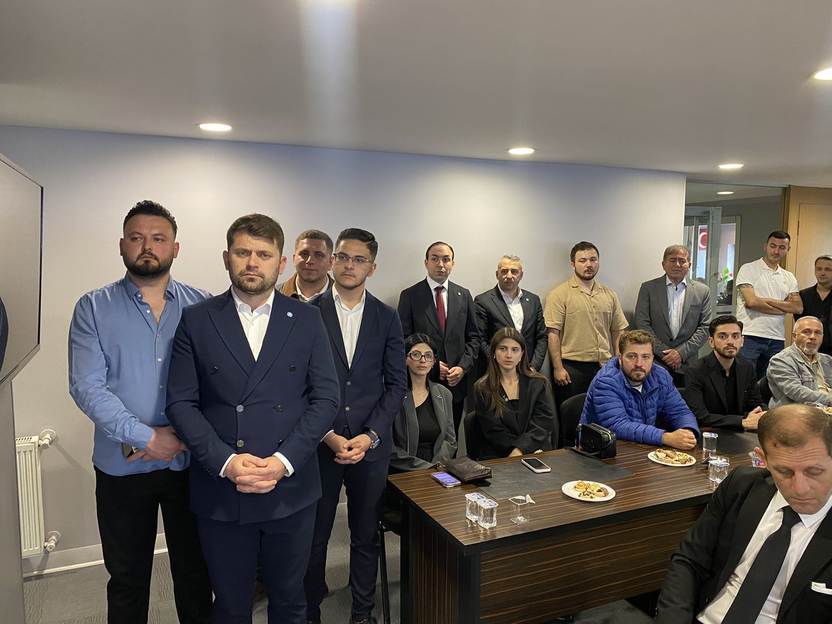 mkamilsirin1's tweet photo. İYİ Parti Kocaeli İl Başkanlığı olarak; paylaşmanın, dayanışmanın ve kardeşliğin en güçlü şekilde hissedildiği mübarek Kurban Bayramı’nın manevi atmosferinde gerçekleştirdiğimiz geleneksel bayramlaşma programında dava arkadaşlarımızla bir araya gelmenin mutluluğunu yaşadık.

Genel İdare Kurulu Üyelerimiz Sn. Cumali Durmuş ve Sn. Nusret Acur, İl Yönetim Kurulu Üyelerimiz, İlçe Başkanlarımız, teşkilatlarımızda görev yapan arkadaşlarımız, Gençlik Kolları İl Başkanımız ve İYİ Gençlerimiz ile partimizin mücevheri, değeri, kıymetli dava ve yol arkadaşlarımız katılım sağladı.

Birlik ve beraberliğimizin en güzel tablolarından birine dönüşen bu anlamlı buluşmada; İYİ Parti ailesi olarak bayramın kardeşlik ruhunu hep birlikte yaşadık.

Bayramlar; kırgınlıkların geride bırakıldığı, gönüllerin birleştiği, dayanışmanın büyüdüğü müstesna zamanlardır. Bizler de bugün; milletimize karşı taşıdığımız sorumluluğun bilinciyle, ortak davamıza olan inancımızı ve teşkilat ruhumuzu bir kez daha güçlendirdik.

İYİ Parti olarak; milletimizin refahı ve huzuru, devletimizin itibarı ve ülkemizin bir bütün hâlinde ve barış içerisinde gelecek kuşaklara teslimi için aynı azim ve kararlılıkla çalışmaya devam edecek, birlik içerisinde daha güçlü yarınlara yürümeyi sürdüreceğiz.

Bu vesileyle; başta kıymetli Kocaelili hemşehrilerimiz olmak üzere aziz milletimizin mübarek Kurban Bayramı’nı en samimi duygularımızla kutluyor; bayramın ülkemize sağlık, huzur, bereket ve kardeşlik getirmesini temenni ediyoruz.

Bayramlar gönülleri birleştiren en güçlü köprülerdir…
Birlikte nice bayramlara, hep birlikte daha İYİ yarınlara!

#SonKaleİYİParti ☀️🇹🇷☀️