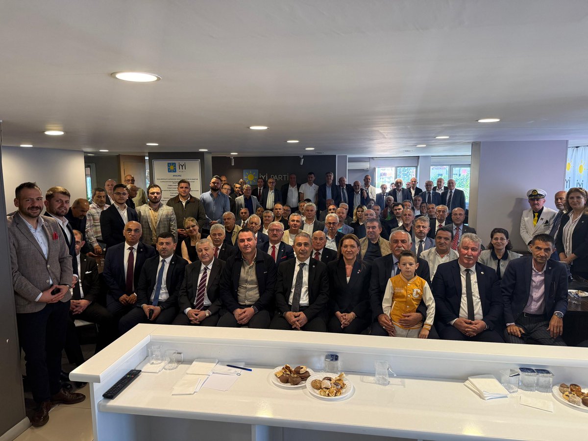 mkamilsirin1's tweet photo. İYİ Parti Kocaeli İl Başkanlığı olarak; paylaşmanın, dayanışmanın ve kardeşliğin en güçlü şekilde hissedildiği mübarek Kurban Bayramı’nın manevi atmosferinde gerçekleştirdiğimiz geleneksel bayramlaşma programında dava arkadaşlarımızla bir araya gelmenin mutluluğunu yaşadık.

Genel İdare Kurulu Üyelerimiz Sn. Cumali Durmuş ve Sn. Nusret Acur, İl Yönetim Kurulu Üyelerimiz, İlçe Başkanlarımız, teşkilatlarımızda görev yapan arkadaşlarımız, Gençlik Kolları İl Başkanımız ve İYİ Gençlerimiz ile partimizin mücevheri, değeri, kıymetli dava ve yol arkadaşlarımız katılım sağladı.

Birlik ve beraberliğimizin en güzel tablolarından birine dönüşen bu anlamlı buluşmada; İYİ Parti ailesi olarak bayramın kardeşlik ruhunu hep birlikte yaşadık.

Bayramlar; kırgınlıkların geride bırakıldığı, gönüllerin birleştiği, dayanışmanın büyüdüğü müstesna zamanlardır. Bizler de bugün; milletimize karşı taşıdığımız sorumluluğun bilinciyle, ortak davamıza olan inancımızı ve teşkilat ruhumuzu bir kez daha güçlendirdik.

İYİ Parti olarak; milletimizin refahı ve huzuru, devletimizin itibarı ve ülkemizin bir bütün hâlinde ve barış içerisinde gelecek kuşaklara teslimi için aynı azim ve kararlılıkla çalışmaya devam edecek, birlik içerisinde daha güçlü yarınlara yürümeyi sürdüreceğiz.

Bu vesileyle; başta kıymetli Kocaelili hemşehrilerimiz olmak üzere aziz milletimizin mübarek Kurban Bayramı’nı en samimi duygularımızla kutluyor; bayramın ülkemize sağlık, huzur, bereket ve kardeşlik getirmesini temenni ediyoruz.

Bayramlar gönülleri birleştiren en güçlü köprülerdir…
Birlikte nice bayramlara, hep birlikte daha İYİ yarınlara!

#SonKaleİYİParti ☀️🇹🇷☀️