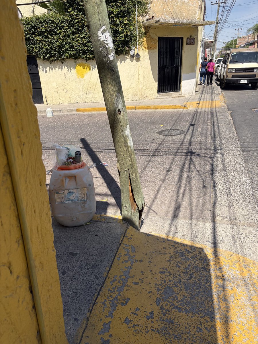 laschizo's tweet photo. @TELMEXSoluciona URGENTE
Poste a punto de colapsar en Zapopan. ¡¡Representa un peligro enorme para peatones y vehículos!! Ayuda con el retiro.
Se encuentra en los cruces de Calle occidental y Zacatecas, colonia el Batán, CP.45190. https://t.co/lXvmooNS9X