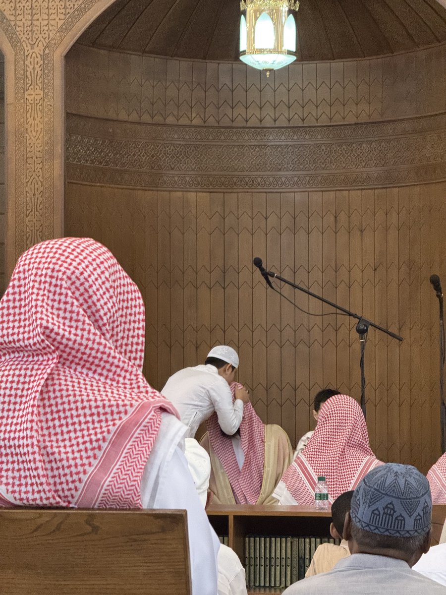 Lifebymwt's tweet photo. أجمل مشاهد الجمعة في جامع الملك فهد رحمه الله بعد الخطب المتقنة وتسلسلها وقربها إلى قلب وعقل المستمع (لا المقروءة) هو تهافت الأطفال واليافعين للسلام على إمام الجامع الراتب وخطيبه الشيخ جمعان العصيمي في مشهد ينضح بجمال ديننا الحنيف وحسن الخلق المورث لصاحبه القَبول
#خطبة_الجمعة https://t.co/IGlHY4S4og