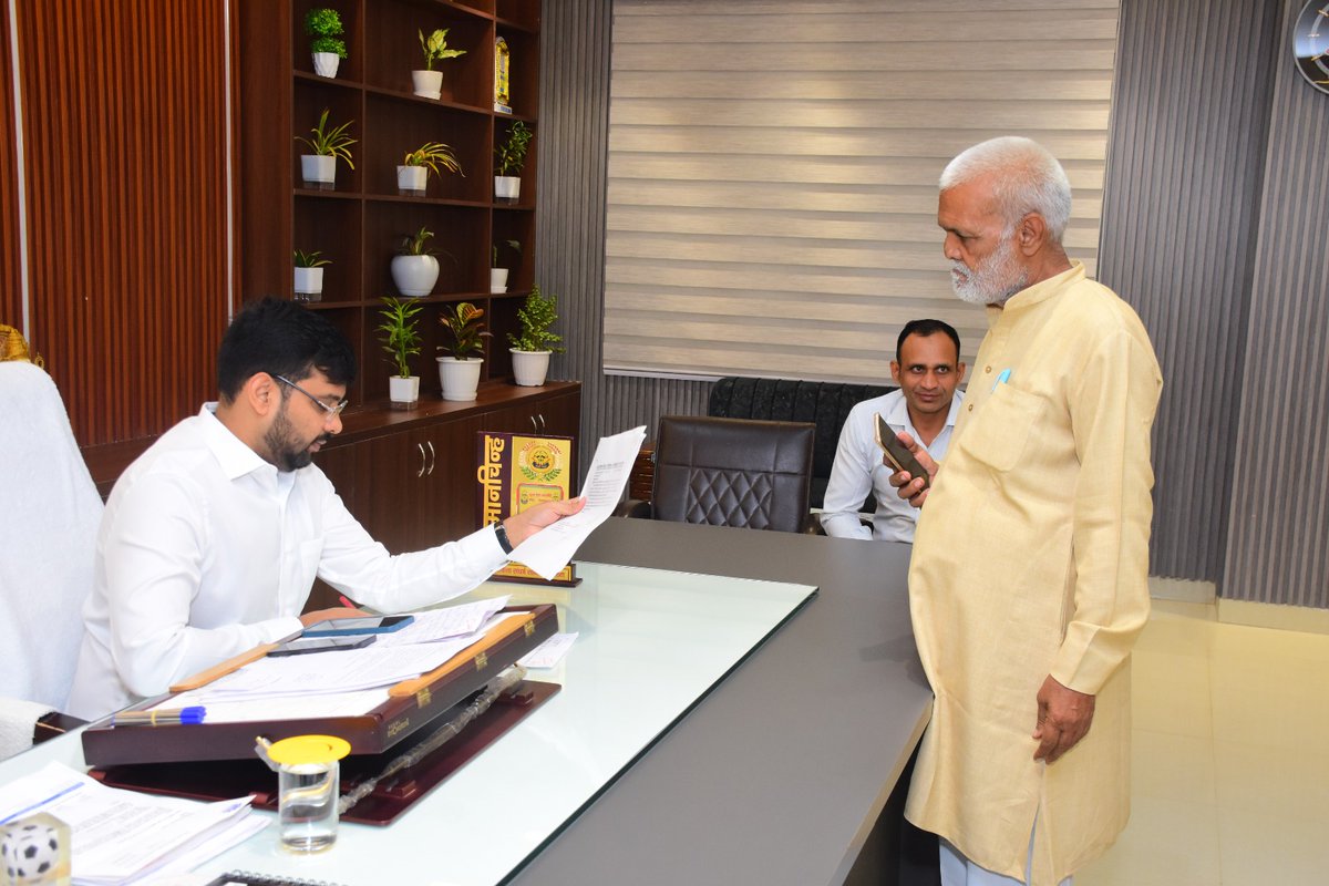 dm_shamli's tweet photo. कलेक्ट्रेट कार्यालय में जनसुनवाई के दौरान प्राप्त शिकायतों के त्वरित व प्रभावी निस्तारण हेतु संबंधित अधिकारियों को आवश्यक दिशा निर्देश दिये गए। https://t.co/FSyVO7uY1j