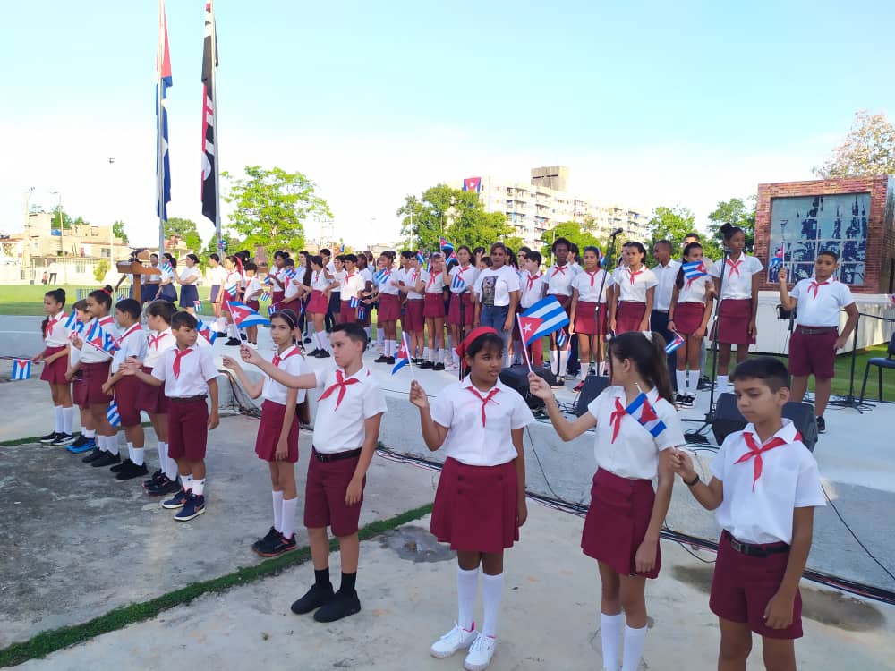 GladysArtemisa's tweet photo. Hermoso acto,heroico este pueblo que reconoce al hombre sencillo y excepcional que es Raúl.
#ArtemisaJuntosSomosMás
#RaúlEsRaúl
@DiazCanelB https://t.co/D6I22X84o7