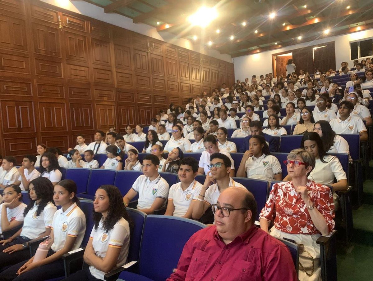 centrofaces's tweet photo. En el marco de la Feria Regional del Libro y la celebración del Día del Libro, nuestro director ejecutivo, Luis Córdova, se unió a la emblemática lectura de El Quijote. Un espacio para conectar con los grandes clásicos.

¡La cultura se vive y se comparte!

#DiaDelLibro #FACES https://t.co/v8kzCE3nQe