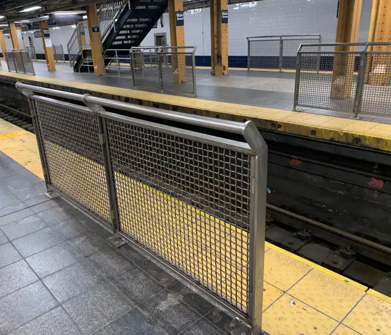 GoRider_Iseine's tweet photo. TTC will test steel barriers at subway platforms instead of full platform screen doors.
The first installation is planned for TMU station later this year.
What !? 😠
#GoRider #Transit #Toronto https://t.co/cXgQ65LyjO