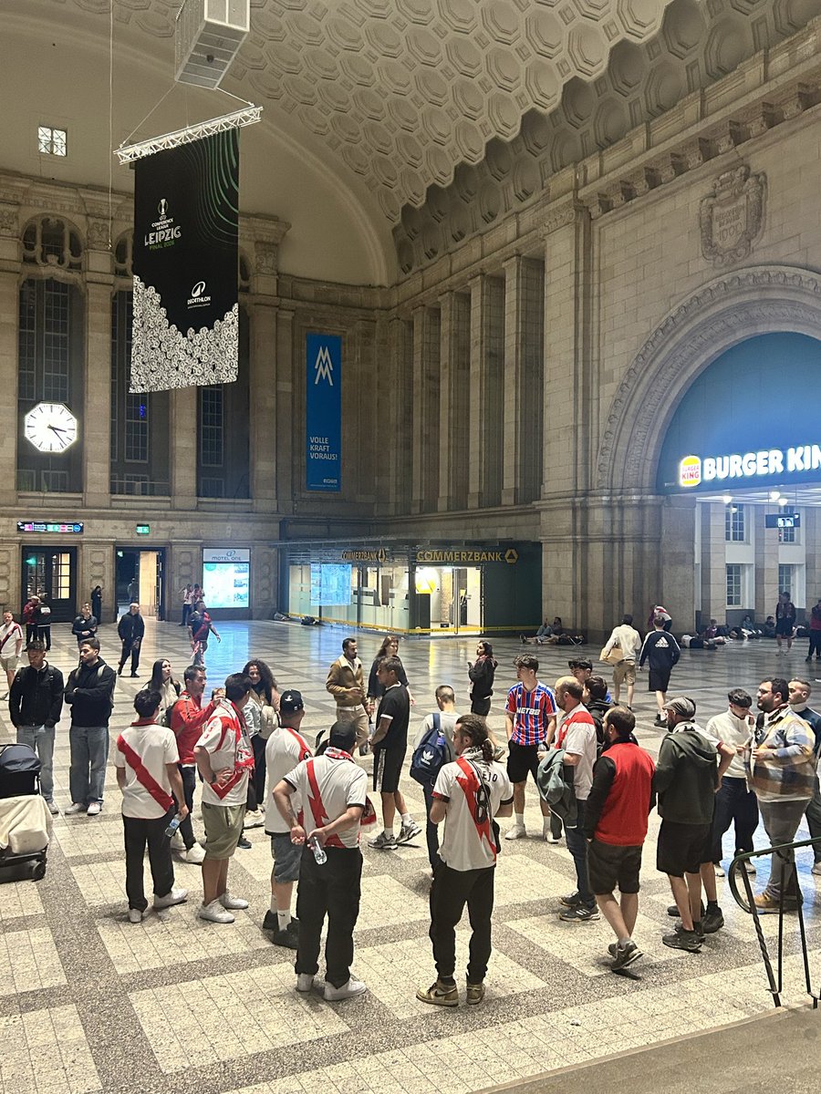 vuelveiraola's tweet photo. Son las 03:23 en la Estación Central de Leipzig cuando aparece Trejo. Algunos rayistas (y un par del Palace) se acercan a saludarle y motivarle, él les pregunta cómo están, cuándo vuelven al barrio, se queda hasta que todos tienen una foto con el… Jugador de los que ya no quedan https://t.co/J0kGaJp8e1