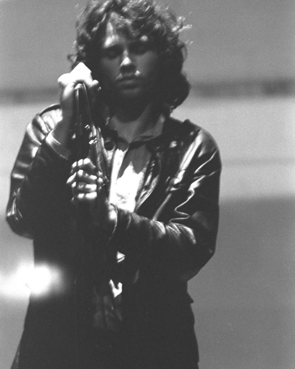 JimMorrison's tweet photo. “Is everybody in?
The ceremony is about to begin...”

Photos by Gloria Stavers. https://t.co/EJ1NJktrLK