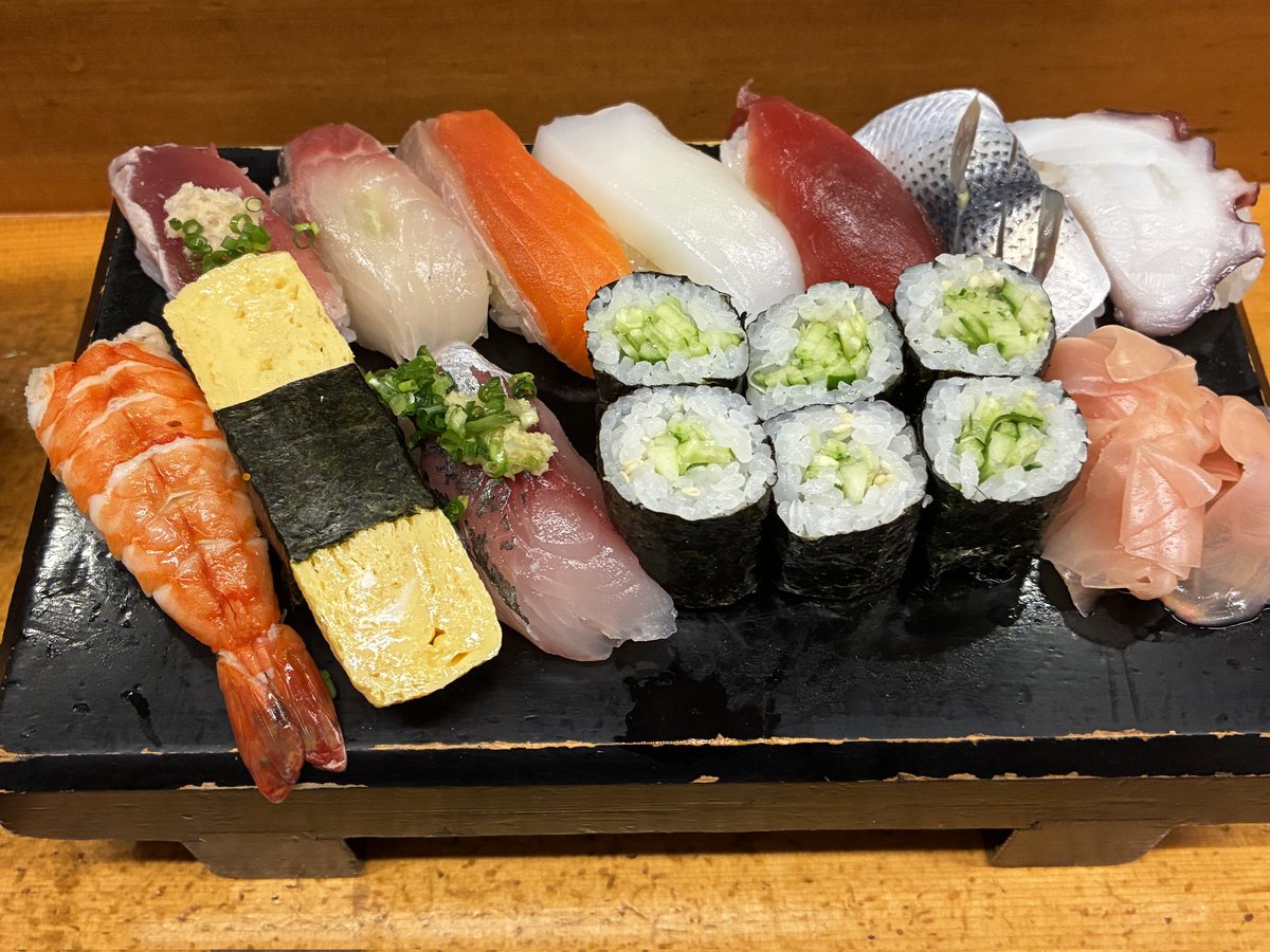 chabaaba's tweet photo. 最後のランチはお寿司にした。場所柄高級店かと思いきや、これだけ乗って1500円で食べられる。店内は下町のお寿司屋さんの雰囲気で、複雑に開析の進んだ淀橋台ならではの重層性が、ジェントリフィケーションの中で辛うじて生き残っている。 https://t.co/v1RadTsIvM