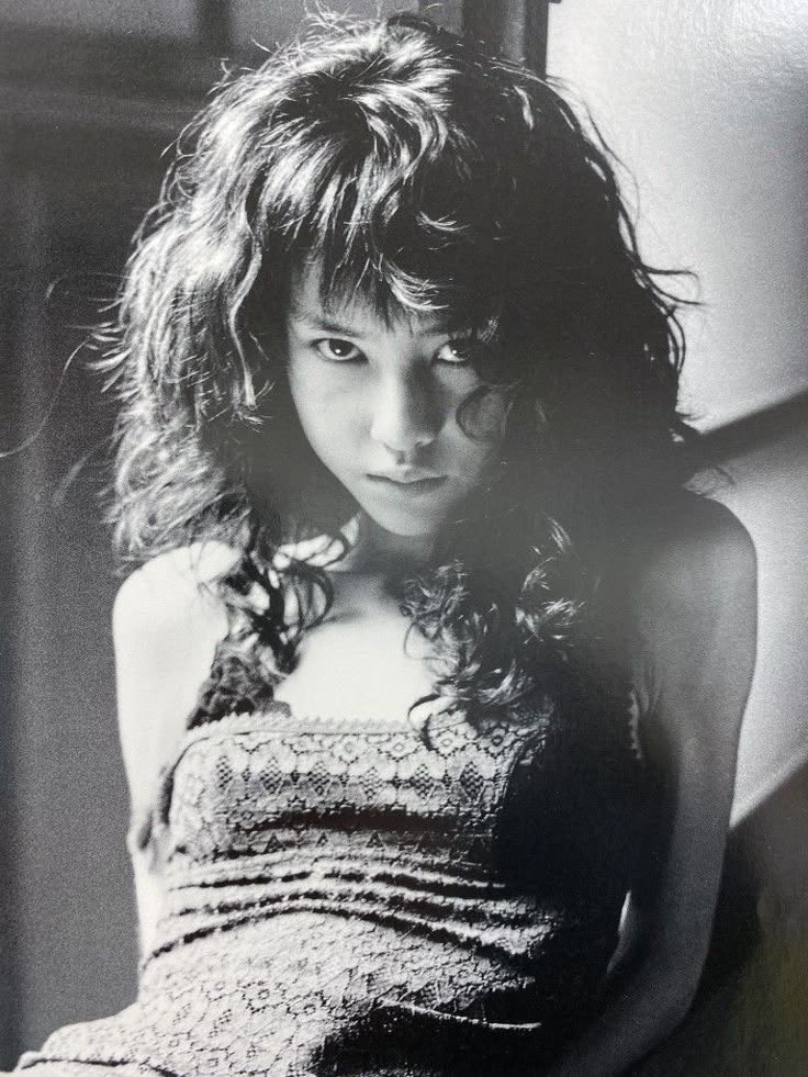 Makimakimsthid's tweet photo. 堀北真希以外に写真集を持ってるのは篠山紀信が撮った宝生舞。猫目フェチ。同じイニシャルで、そしてこの人も引退してしまった。正統派猫目美女は芸能界から居なくなるのなんでや https://t.co/nfSF6tNUYC