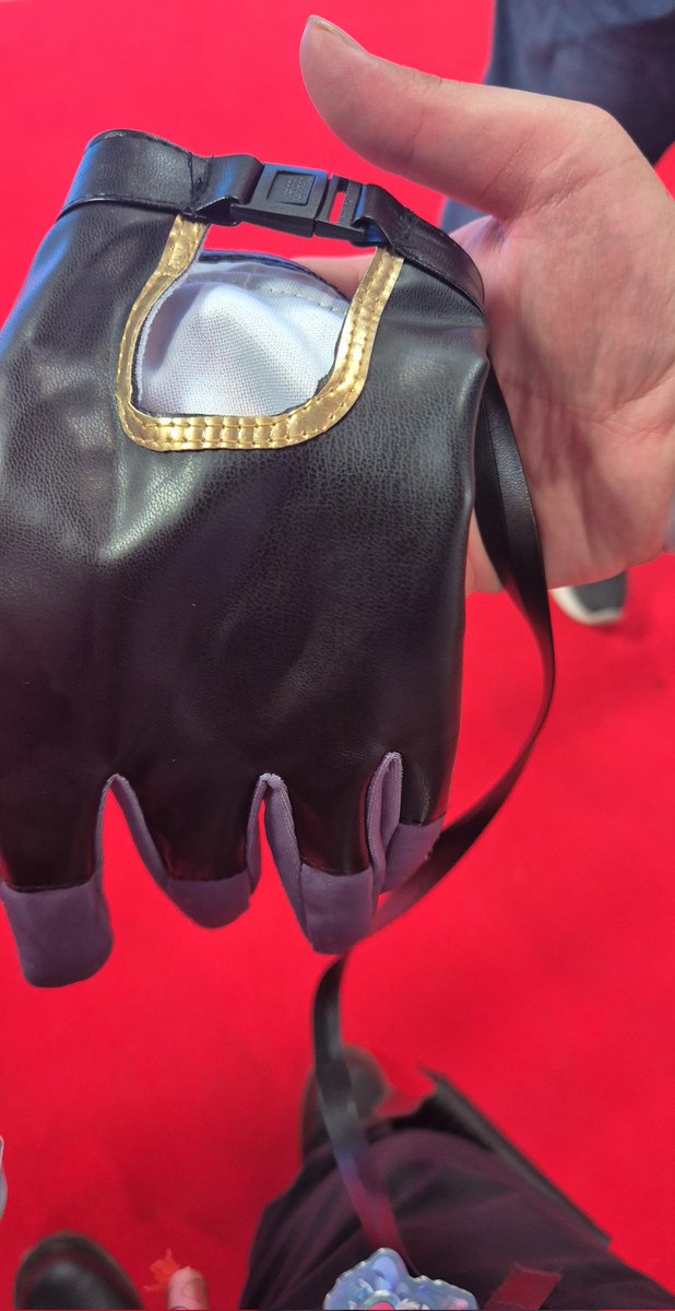 Lamkvn's tweet photo. I lost my right hand glove at dokomi, if someone has seen it pls tell me in replies. It looks like this one without the band.🥲

#dokomi #dokomicosplay #cowplay https://t.co/Uxy1trIntX