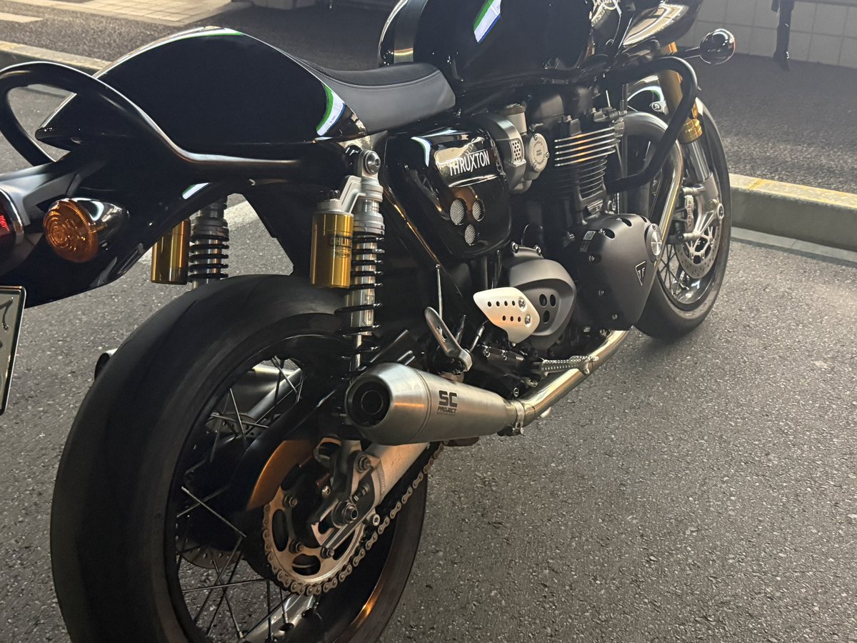 トライアンフスラクストン1200r 純正マフラー新車外しデッドストック