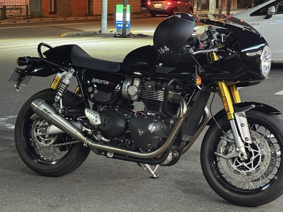 トライアンフスラクストン1200r 純正マフラー新車外しデッドストック