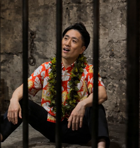 SATSATSATSATN's tweet photo. ★異世界サークルダンサー キャラクター紹介⑤：ヤブ
比較的最近ダンスを始めた新人。トライアスロンを趣味としており、高い身体能力を誇る。
いつものようにダンスに勤しんでいたある日、自身の高い身体能力を活かし車道でパソドブレをしていたところ、運悪く危険運転のトラックに轢かれ志半ばで異世界転生をしてしまう。
陽気で楽観的な性格であり、大抵のことはなんとかなると思っている節がある。