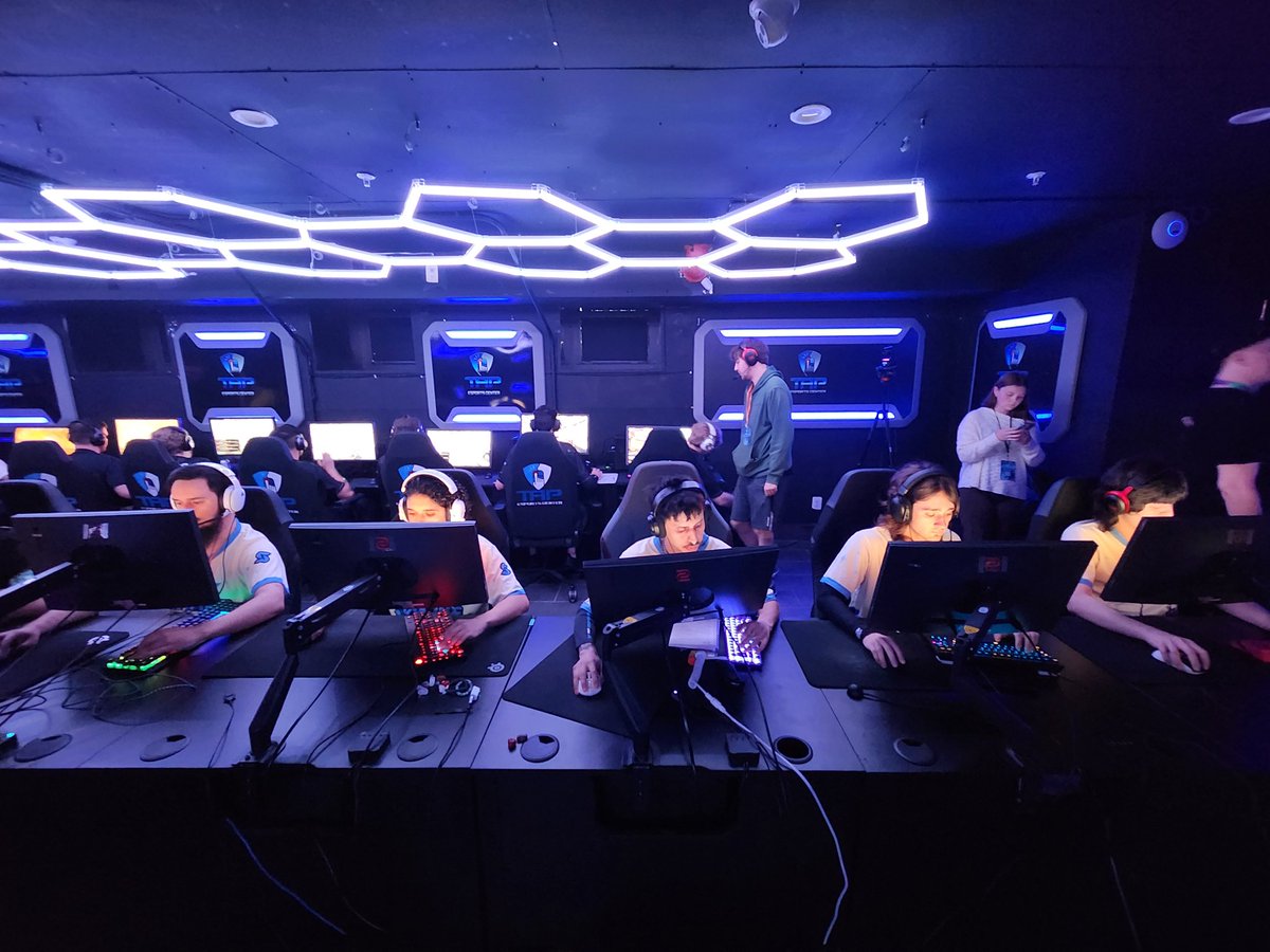 SkylineGG_'s tweet photo. Our first map of FRAG TAP Reloaded is live! 

Our first map of groups starts now against Zealous!  

Check out real time progress of matches here: https://t.co/31JrlPfRk6

#SKYNEVERDIE | #SKYLINECS https://t.co/IYIncpdbqC