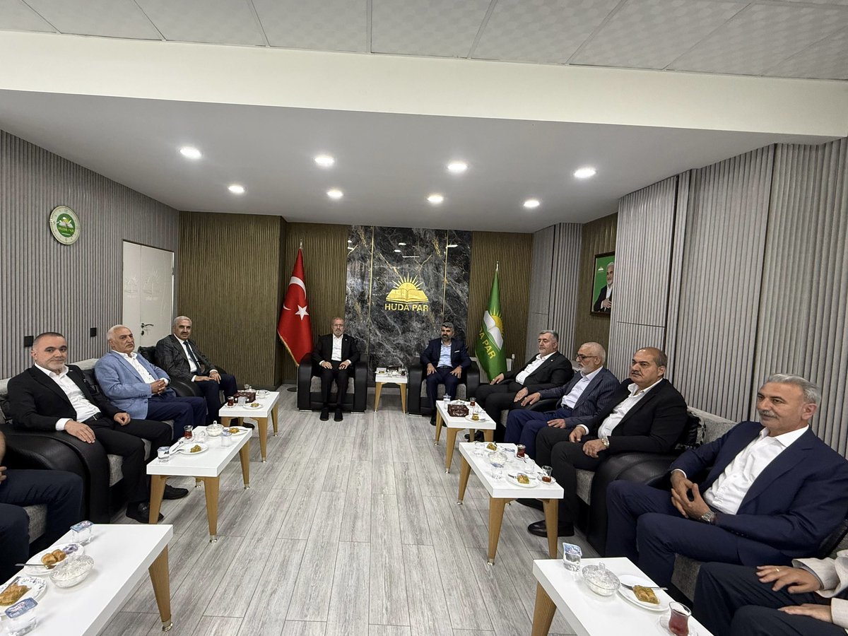 omer_iler's tweet photo. Milletvekilimiz Sayın Mehmet Sait Yaz ve İl Başkan yardımcılarımız ile birlikte HÜDA PAR Diyarbakır İl Başkanlığına bayram ziyaretinde bulunduk.

Misafirperverliklerinden ötürü HÜDA PAR Mersin Milletvekili Sayın Faruk Dinç ve HÜDA PAR Diyarbakır İl Başkanı Sayın Zeynul Abidin Gülsever’e teşekkür ediyoruz.

Mübarek Kurban Bayramı’nın bölgemiz, milletimiz ve tüm İslam âlemi için hayırlara, huzura ve kardeşliğe vesile olmasını temenni ediyorum.
#HayırlıBayramlarTürkiyem