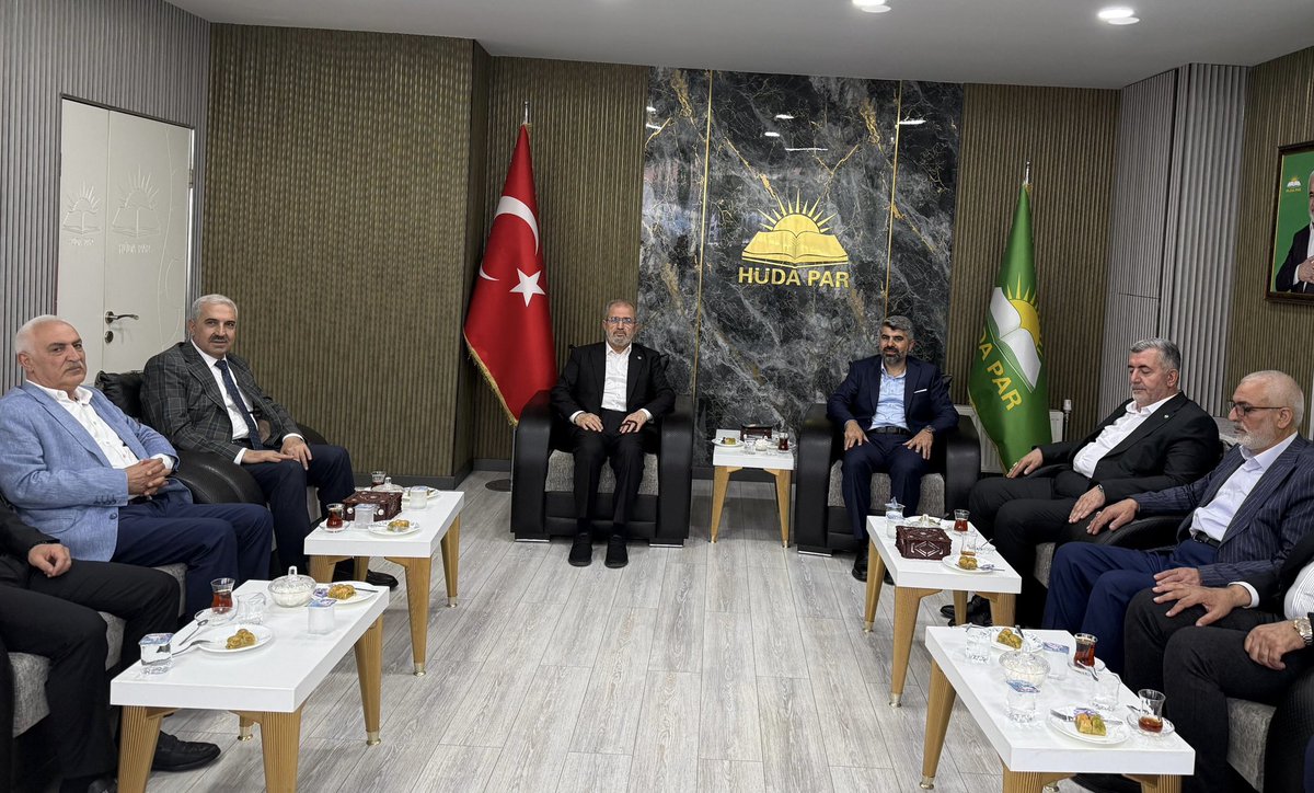 omer_iler's tweet photo. Milletvekilimiz Sayın Mehmet Sait Yaz ve İl Başkan yardımcılarımız ile birlikte HÜDA PAR Diyarbakır İl Başkanlığına bayram ziyaretinde bulunduk.

Misafirperverliklerinden ötürü HÜDA PAR Mersin Milletvekili Sayın Faruk Dinç ve HÜDA PAR Diyarbakır İl Başkanı Sayın Zeynul Abidin Gülsever’e teşekkür ediyoruz.

Mübarek Kurban Bayramı’nın bölgemiz, milletimiz ve tüm İslam âlemi için hayırlara, huzura ve kardeşliğe vesile olmasını temenni ediyorum.
#HayırlıBayramlarTürkiyem