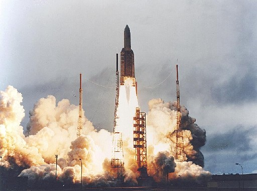 ponceto91's tweet photo. Il y a 30 ans, le 4 juin 1996, eu lieu le vol inaugural du lanceur Ariane 5. Ce vol se soldera par un échec dû à un bug de dépassement de capacité d'entier dans le système de guidage inertiel qui entraînera la rupture de la fusée puis son auto-destruction #LaPetiteInfoDuJour https://t.co/2LFf8zONix
