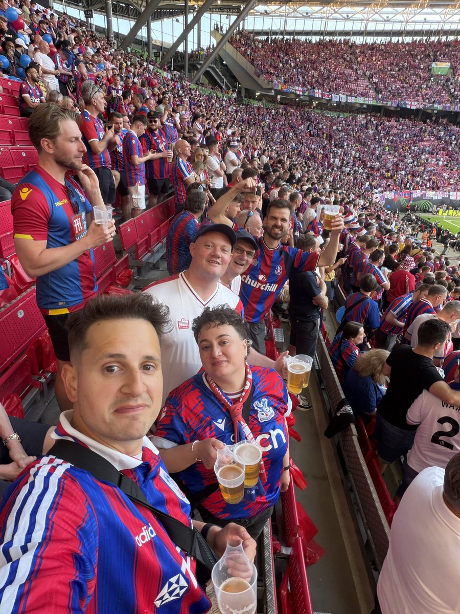 mbretton's tweet photo. @GIFS_CPFC 😂 #Block27 #Row14 https://t.co/SGK5XfL7Fz