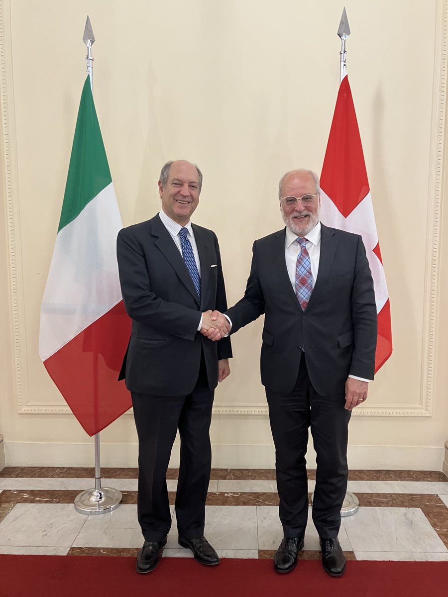 SwissMFAStatSec's tweet photo. Oggi Consultazioni politiche a Berna 🇨🇭-🇮🇹. Desidero ringraziare il Segretario Generale italiano Riccardo Guariglia per il cordiale e costruttivo dialogo. Apprezziamo lo scambio con i nostri vicini italiani.
👉https://t.co/c9sxtxlZOE

@ItalyMFA @ItalyinCH @ambasciatasvizz https://t.co/AQkwx6awqN
