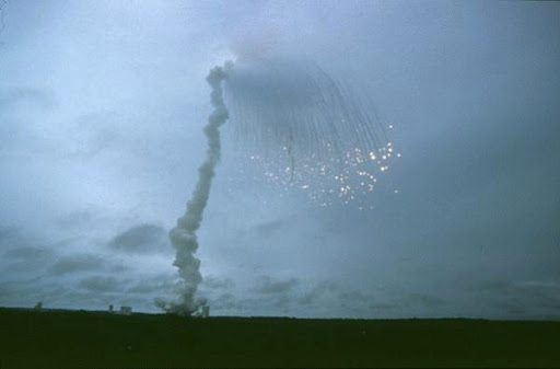 ponceto91's tweet photo. Il y a 30 ans, le 4 juin 1996, eu lieu le vol inaugural du lanceur Ariane 5. Ce vol se soldera par un échec dû à un bug de dépassement de capacité d'entier dans le système de guidage inertiel qui entraînera la rupture de la fusée puis son auto-destruction #LaPetiteInfoDuJour https://t.co/2LFf8zONix