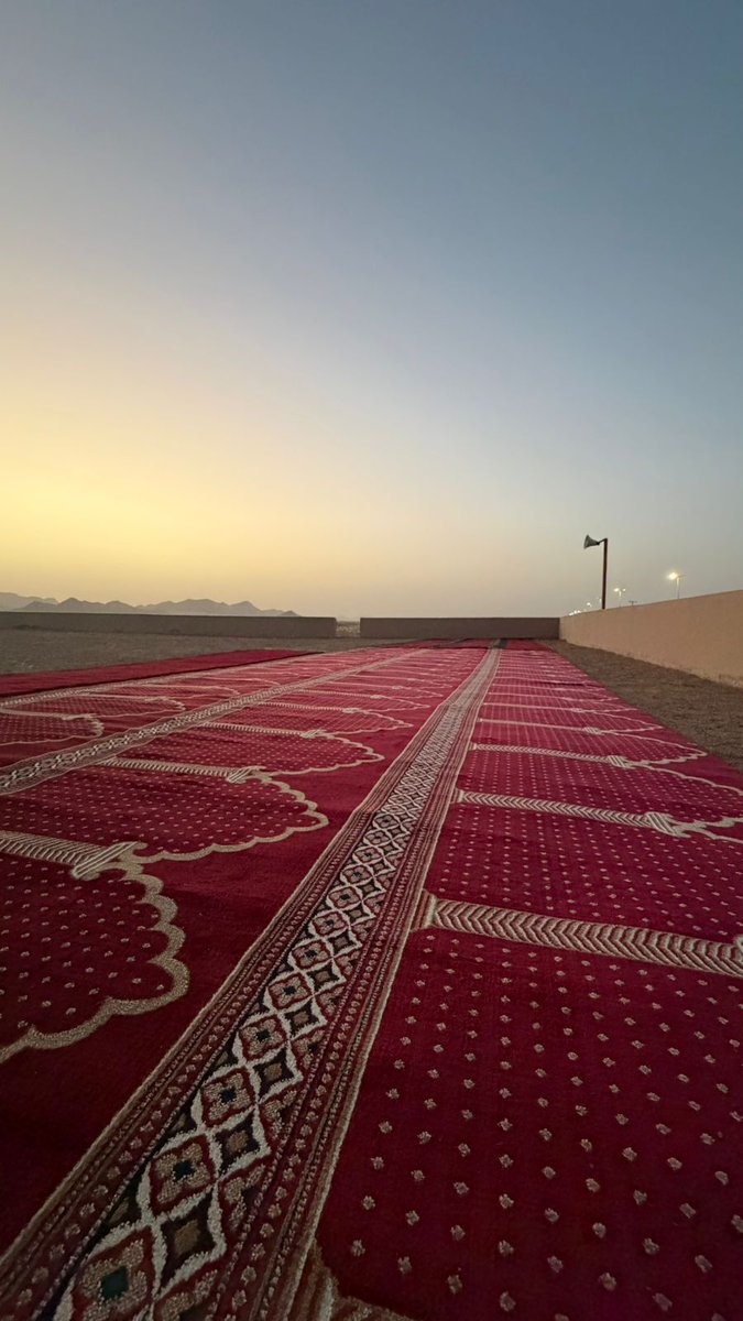 saudomt's tweet photo. في صلاة عيد الأضحى ببلدة  #المستجدة، أشار خطيبنا الأستاذ/فهد الربيعان إلى معنى جميل يستحق التأمل، فقال:
"واعلموا أنه لا يجوز التباهي أو التندر ب #أسعار_الأضاحي، فمن استطاع الدفع فليبحث عن الطيب، ولا يتحدث أمام الناس بما دفع، فإن الله طيب لا يقبل إلا طيبا، فطوبى لمن يقضي حوائجه بالكتمان."
فالإنسان يستعيب أن يذكر ثمن ذبيحته أمام ضيفه، ويحرص على أن يقدم ما يليق بمقام ضيفه، فكيف إذا كانت الأضحية قربة يتقرب بها إلى الله سبحانه وتعالى، ومقام الله أعلى وأعظم؟
لذلك ينبغي ترك التذمر والتندر بأسعار الأضاحي، فهي سنة لمن استطاع إليها سبيلا، ومن لم يستطع فلا حرج عليه. نسأل الله أن يتقبل من الجميع صالح الأعمال.