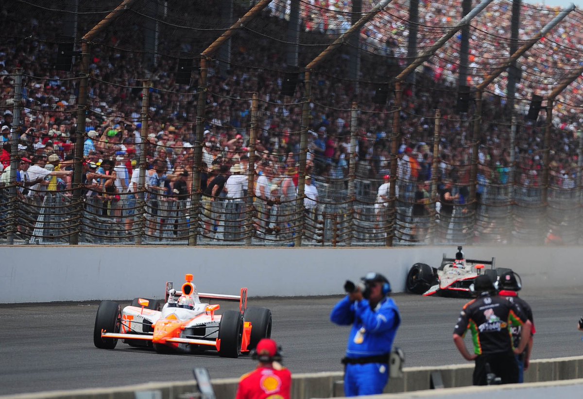 rebilasphoto's tweet photo. 15 years ago today the late Dan Wheldon would win his second #Indy500 with a last lap pass of JR Hildebrand.  It would be the final win of his career.  

📸 @rebilasphoto https://t.co/3JbKgymZSW