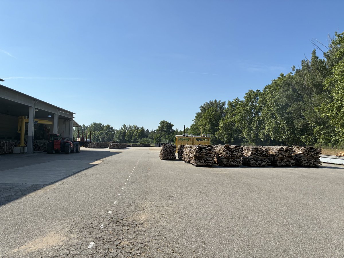 EdRojasBr's tweet photo. Esta mañana hemos visitado con los alumnos d @IngForestal50 @eamnupv las instalaciones d Quality Suber impulsada por el
@cfcatalunya y q prepara y comercializa el corche q producen sus socios silvicultores acercando el mercado a los productores y contribuyendo a hacerlo más https://t.co/EisMwLeIBD