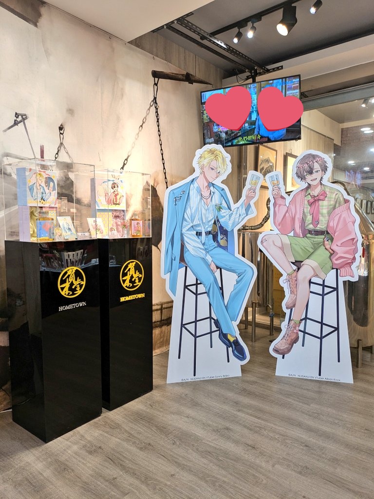 333IvI333's tweet photo. Sonny &amp; Alban賀木堂的聯名酒預購到5/31喔！可以到店裡試喝跟拍照，感謝業務經理特別把酒放到打光的地方讓我拍出美照，他們很歡迎大家去試喝！不常喝酒的我試了加冰&amp;氣泡水的版本覺得好喝，清爽順口，很適合炎炎夏日，期待到貨後的微醺美好時光🥂 #賀木堂 #nijisanji_en #AlbanKnox #SonnyBrisko https://t.co/7UABalEZsd