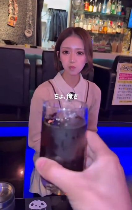jas0nsg's tweet photo. 这是日本大阪提供的一种特殊服务：
客人点了冰美式之后，酒吧的侍者口含牛奶吐进咖啡中，变成拿铁。 https://t.co/iLmLCgFtkq