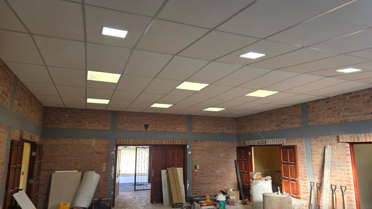 MuniElCarril's tweet photo. Avanza la obra de refacción de la Sala de Velatorio Municipal que contempla la renovación de techos; modernización de la instalación eléctrica, arreglos y pintura en las paredes, mejoras en el servicio sanitario, equipamiento y fachada. #ElCarril @GustavoSaenzOK @NJarsun https://t.co/iyMq0VNr30