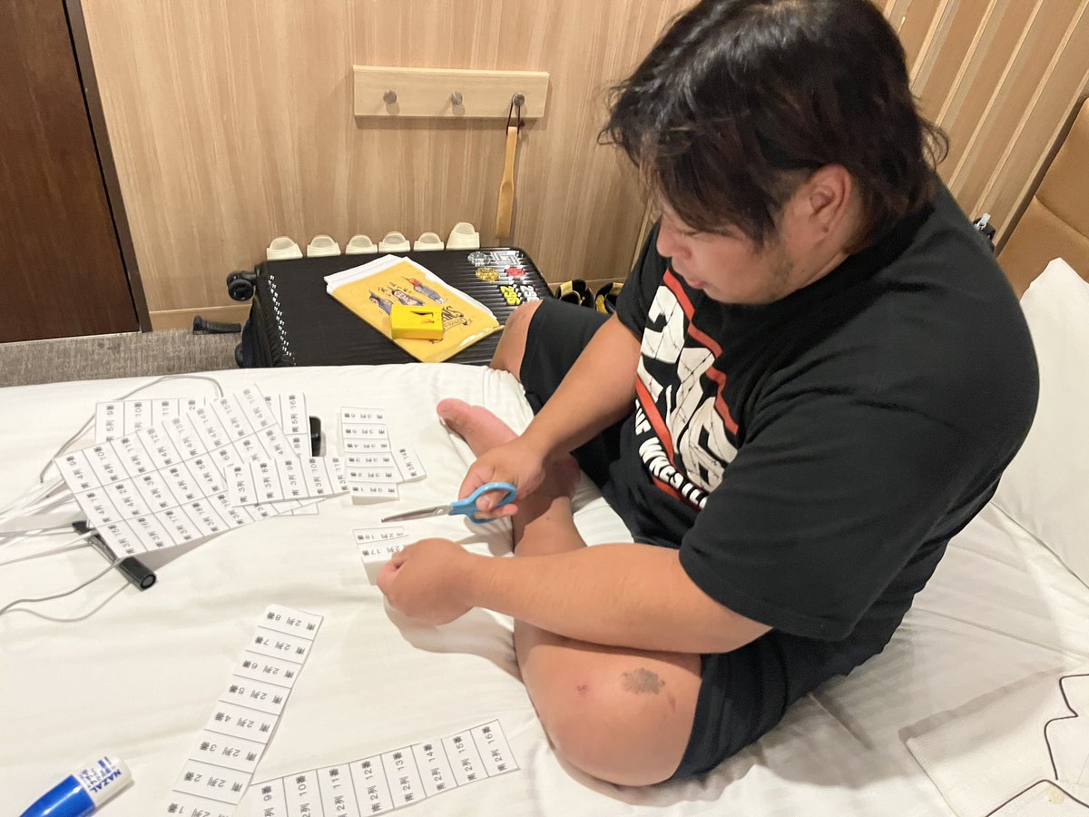 sugiuraman_106's tweet photo. 明日のFREEDOMS北九州、あさっての熊本大会の席番札は平田智也製です！！ 
深夜に突如作業が始まりました！！
大会終わったら剥がしてお土産に持って帰りましょう！！！
#pw_freedoms https://t.co/M58Ilwxh2l