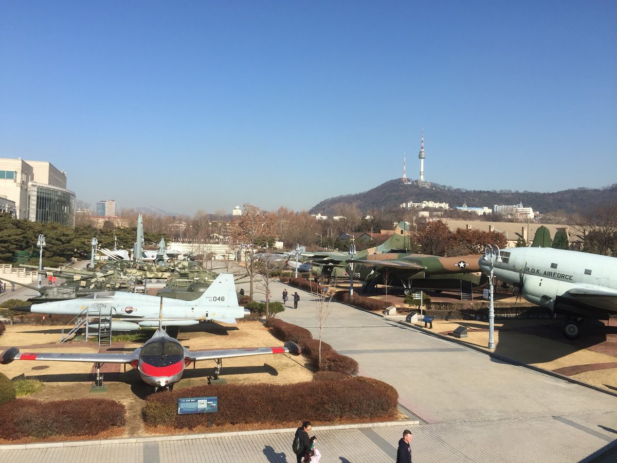 Tsiberia's tweet photo. ソウルへ旅行される方々に、3つの博物館をご紹介します。これら3か所は現在、入場料が無料です。 

1. 国立中央博物館  (左)
元のポストに紹介されている博物館です。韓国で最大の博物館です。  2025年にはルーヴル美術館、バチカン美術館に次いで、訪問者数世界第3位の博物館です。収蔵品の内容も充実していますが、展示方法も素晴らしいです。「思惟の部屋」で「半跏思惟像」をぜひ見てください。感動的です。

2. 大韓民国歴史博物館(右の上)
韓国の近現代史を扱った博物館です。韓国が戦後どのように発展してきたかを一目で確認できる博物館です。日本の現代史と比較して見るのも意味があります。景福宮の近くにあります。博物館の中から景福宮の全景を眺めることもできます。

3. 龍山戦争記念館(右の下)
古代から現代まで、韓国が経験した戦争に関する博物館です。戦争からの教訓を通じて、平和の大切さを教えてくれる博物館です。アジアにある軍事博物館の中で最も素晴らしい博物館だと思います。実際の展示物も、他ではなかなか見られない武器でいっぱいです。ミリタリーマニアなら必ず訪れるべき博物館です。