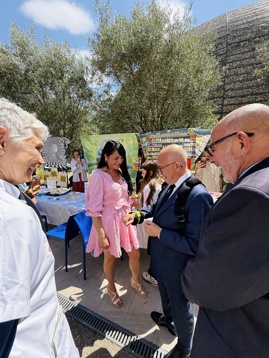 C_Dintorni's tweet photo. Aux côtés de mes amis @eciotti et @PrLCastillo, nous avons rencontré les équipes médicales du centre expert de la sclérose en plaques du CHU de Nice, dirigé par le Professeur Lebrun-Frenay, afin de saluer leur engagement sans faille au service des malades, leur mobilisation quotidienne, leur compétence et leur humanité.

Quoi de plus ludique pour comprendre cette maladie que des modules immersifs destinés à faire ressentir le quotidien des patients atteints de SEP aux personnes valides ?

Une initiative forte qui bouscule les regards et renforce la sensibilisation.

Face à la sclérose en plaques, une priorité : garantir l’accès aux soins pour tous, accélérer la recherche et soutenir celles et ceux qui soignent.
