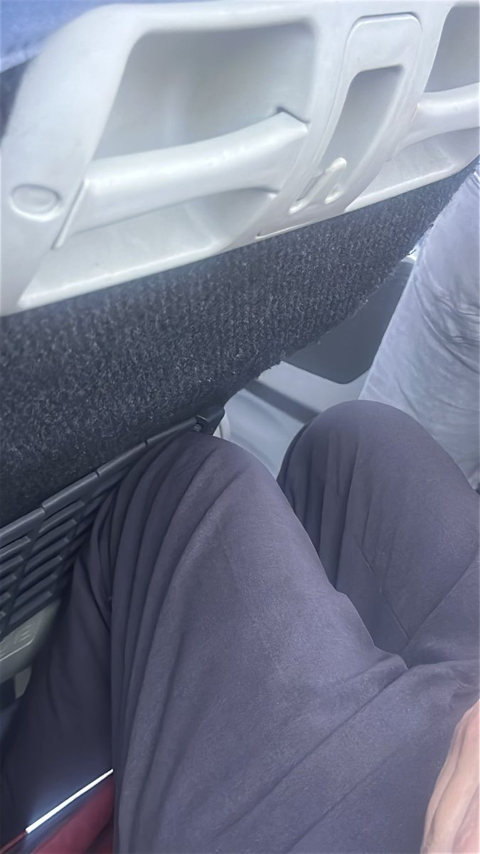 madeinmary's tweet photo. Por si fuera poco, el señor que va sentado a mi lado tiene que ir así porque no le caben las piernas tampoco. Todo porque subcontratáis autobuses que no son de ALSA del año de la polca. @Alsa_autobuses https://t.co/6EI3O9HWkK