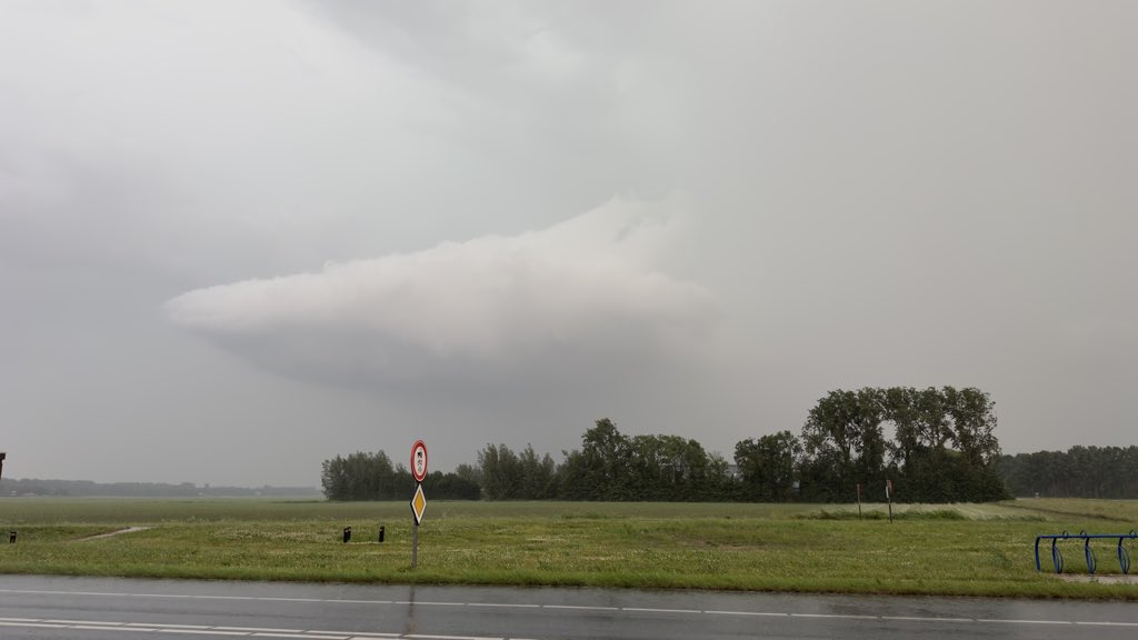 WeerWinter's tweet photo. Mooie structuur in de polder #onweer https://t.co/HeymAfPRIp