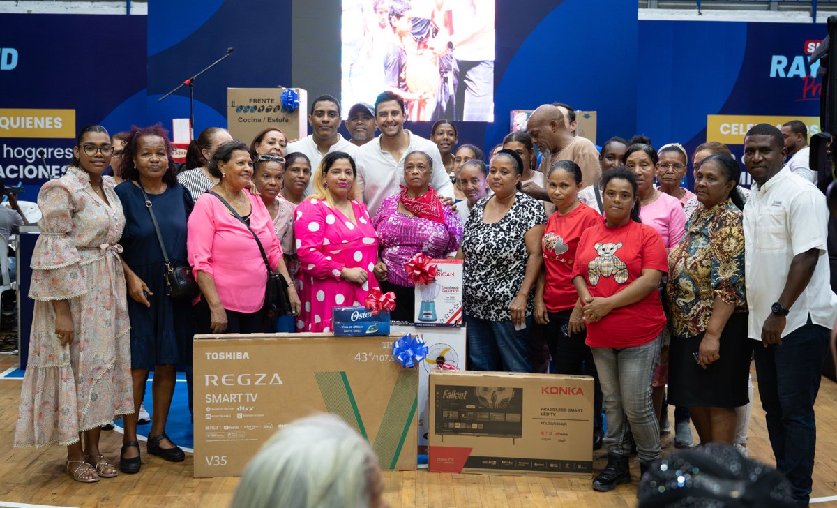 LAPONNY03's tweet photo. Con regalos, música y un mensaje de cariño, Raymond reafirmó su compromiso con las mujeres que día a día sostienen sus hogares y construyen una mejor sociedad.

Porque más que una celebración, fue un encuentro de cercanía, respeto y apoyo a quienes lo dan todo por sus familias. https://t.co/EzY2J6QmLI