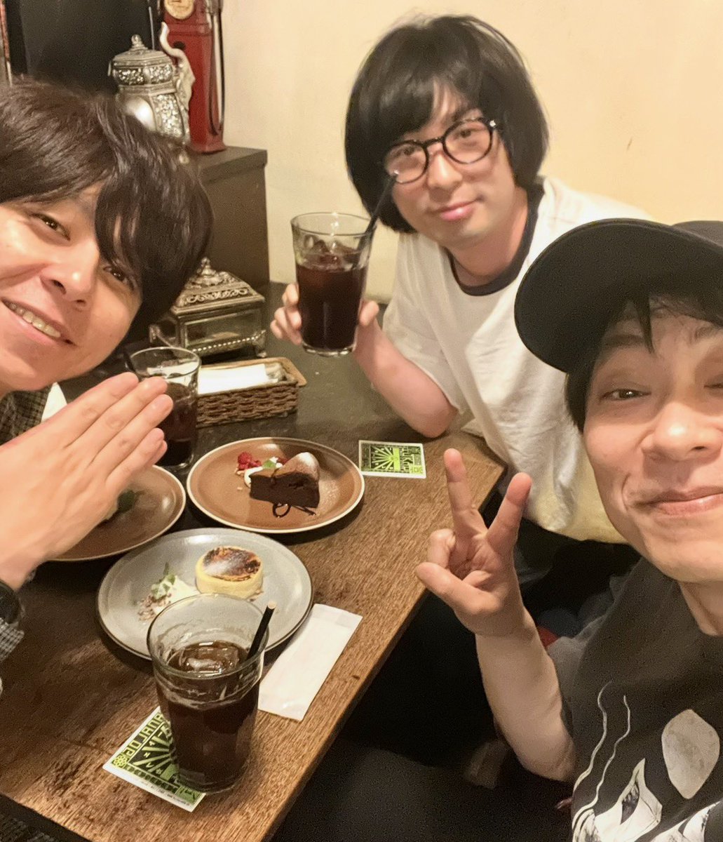 a_button_yy's tweet photo. きくちゆうきさん＆いつメンひろたとご飯会！（2軒目はただのケーキ女子会🍰）
個展へのアドバイスもたくさん頂いた‼︎ ワニの絵ばっかり描いてたらすんません〜😆

#100日後に個展をする吉富 https://t.co/LjN0lH6LUv