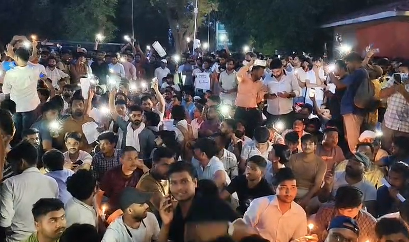 bstvlive's tweet photo. प्रयागराज : प्रतियोगी छात्रों ने शांतिपूर्ण निकाला मार्च

➡कैंडिल मार्च निकालकर दर्ज कराया विरोध
➡कथित पेपर लीक के विरोध का विरोध
➡चंद्रशेखर आजाद पार्क तक कैंडल मार्च निकाला
 
#Prayagraj #StudentsProtest #CandleMarch @DM_PRAYAGRAJ https://t.co/NXJcv0rKGg