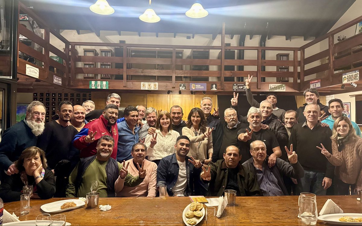 TOPOarg's tweet photo. Escuchar y dialogar. Un arte tan sencillo como escaso. Con @NataliaDLSok y compañeros en Lomas de Zamora ✌🏽🇦🇷 https://t.co/OQiISbZ2sb