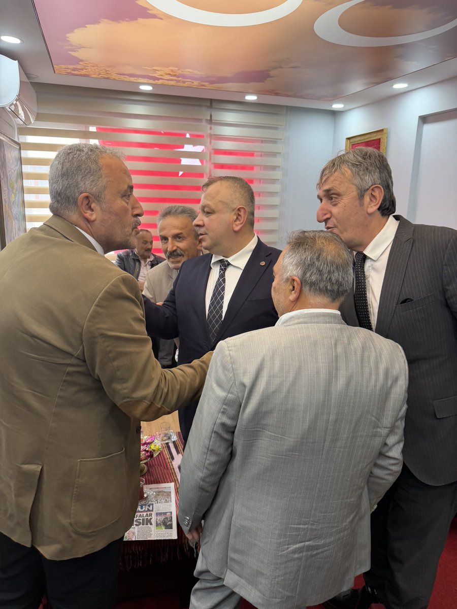 mhp_of's tweet photo. Bayramlaşma programı münasebetiyle il ve ilçe Teşkilatımızda bayramlaşma programına iştirak edenlerin , davamızın çatısı altında siyaset yapan , önceki dönemlerde hizmet etmiş kalbi üç hilalde olan, yeryüzünün her neresinde olursa olsun Ülküdaşlarımızın bayramını tebrik ederiz. https://t.co/deWhdiFau9