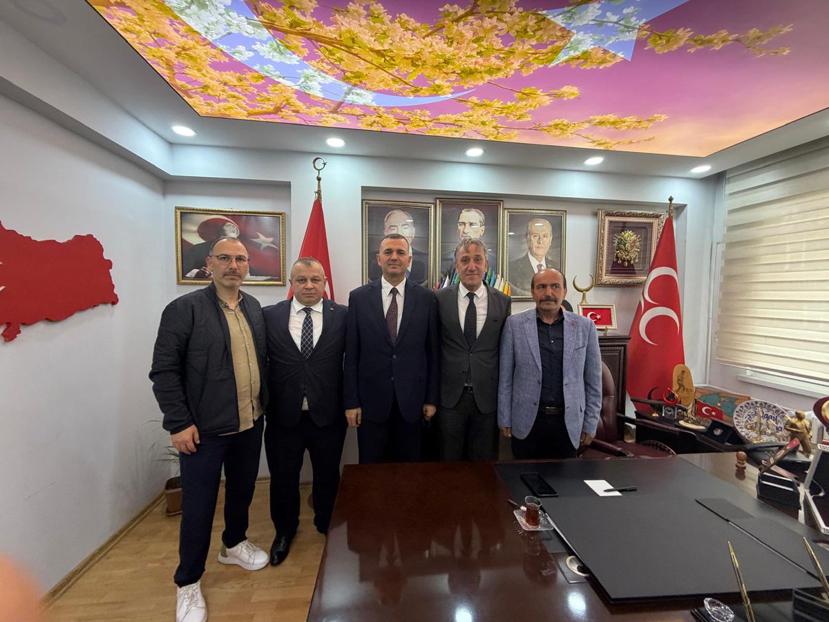 mhp_of's tweet photo. Bayramlaşma programı münasebetiyle il ve ilçe Teşkilatımızda bayramlaşma programına iştirak edenlerin , davamızın çatısı altında siyaset yapan , önceki dönemlerde hizmet etmiş kalbi üç hilalde olan, yeryüzünün her neresinde olursa olsun Ülküdaşlarımızın bayramını tebrik ederiz. https://t.co/deWhdiFau9