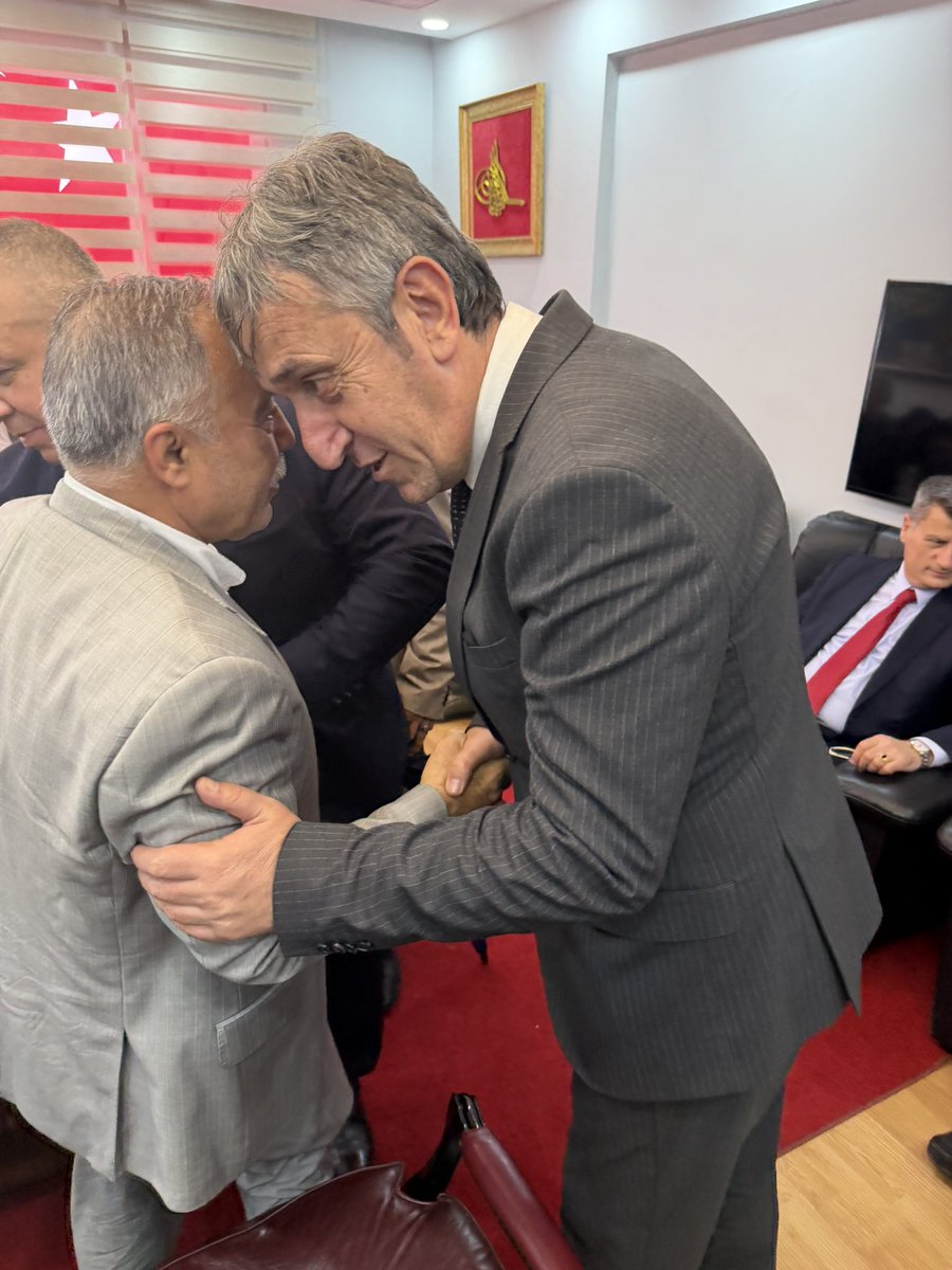mhp_of's tweet photo. Bayramlaşma programı münasebetiyle il ve ilçe Teşkilatımızda bayramlaşma programına iştirak edenlerin , davamızın çatısı altında siyaset yapan , önceki dönemlerde hizmet etmiş kalbi üç hilalde olan, yeryüzünün her neresinde olursa olsun Ülküdaşlarımızın bayramını tebrik ederiz. https://t.co/deWhdiFau9