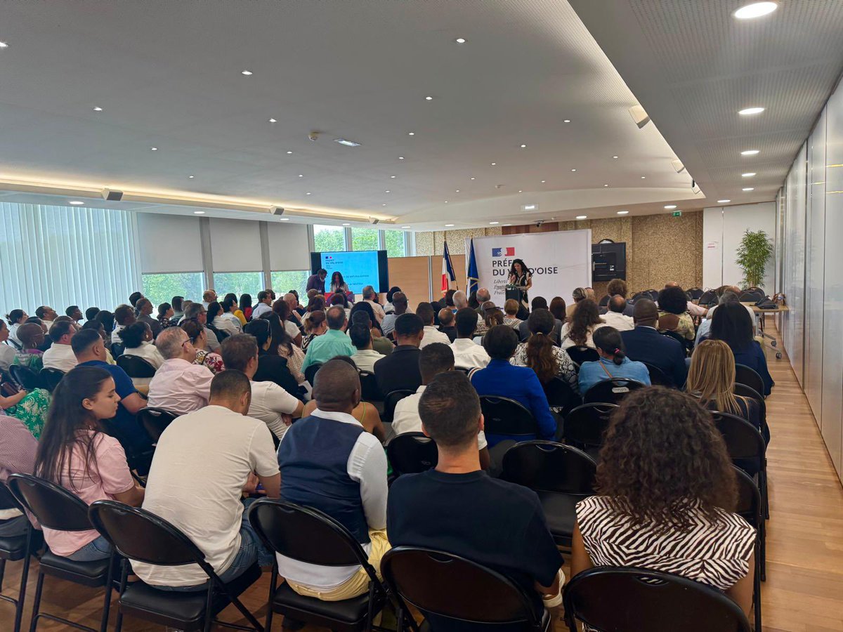 Prefet95's tweet photo. 🇫🇷 #NationalitéFrançaise #DroitsEtDevoirs | Cérémonie de #naturalisation en préfecture, présidée par #prefet95, aux côtés des élus locaux.

✅ 150 personnes ont été accueillies dans la nationalité française aujourd'hui en préfecture.

🇫🇷 « Devenir français est un choix de vie qui vous engage, vous, vos enfants et les générations qui les suivront. C'est recevoir l'héritage historique, culturel, politique et social de la France, le faire vôtre et le défendre. »

👏 Félicitations et bienvenue à eux dans la communauté nationale !