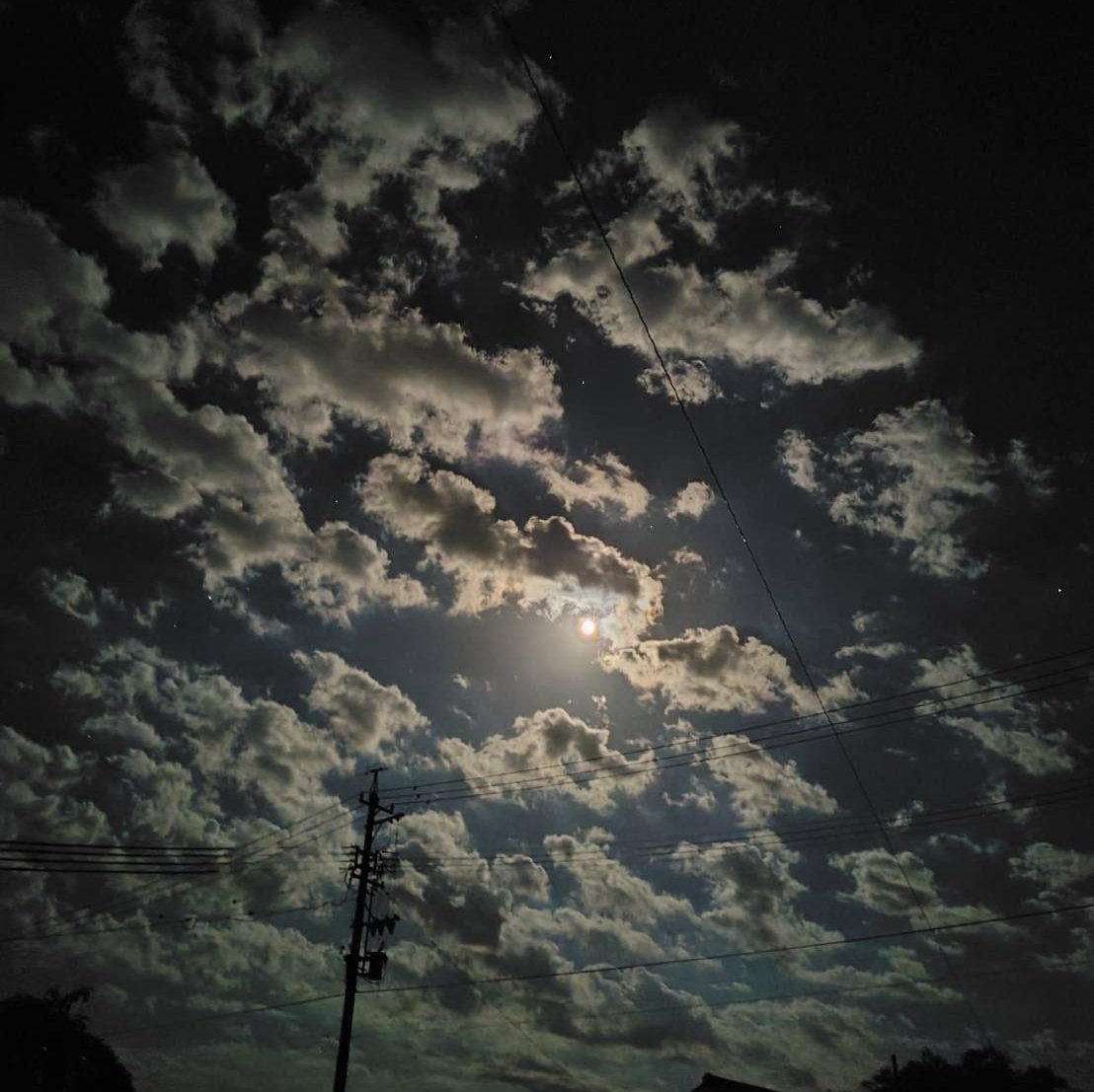 cotone1122's tweet photo. 地元に帰ってきました〜！！！

明日も楽しみだなあ🧸✨
夕飯を作って、祖母とお喋りしながら食べて、父母の帰りを待つのが幸せな時間でしたっ

写真は父に誘われて見た夜空と、母がくれた熊野本宮大社のお守り*°

おやすみなさい*° https://t.co/tH3vGvhoCQ