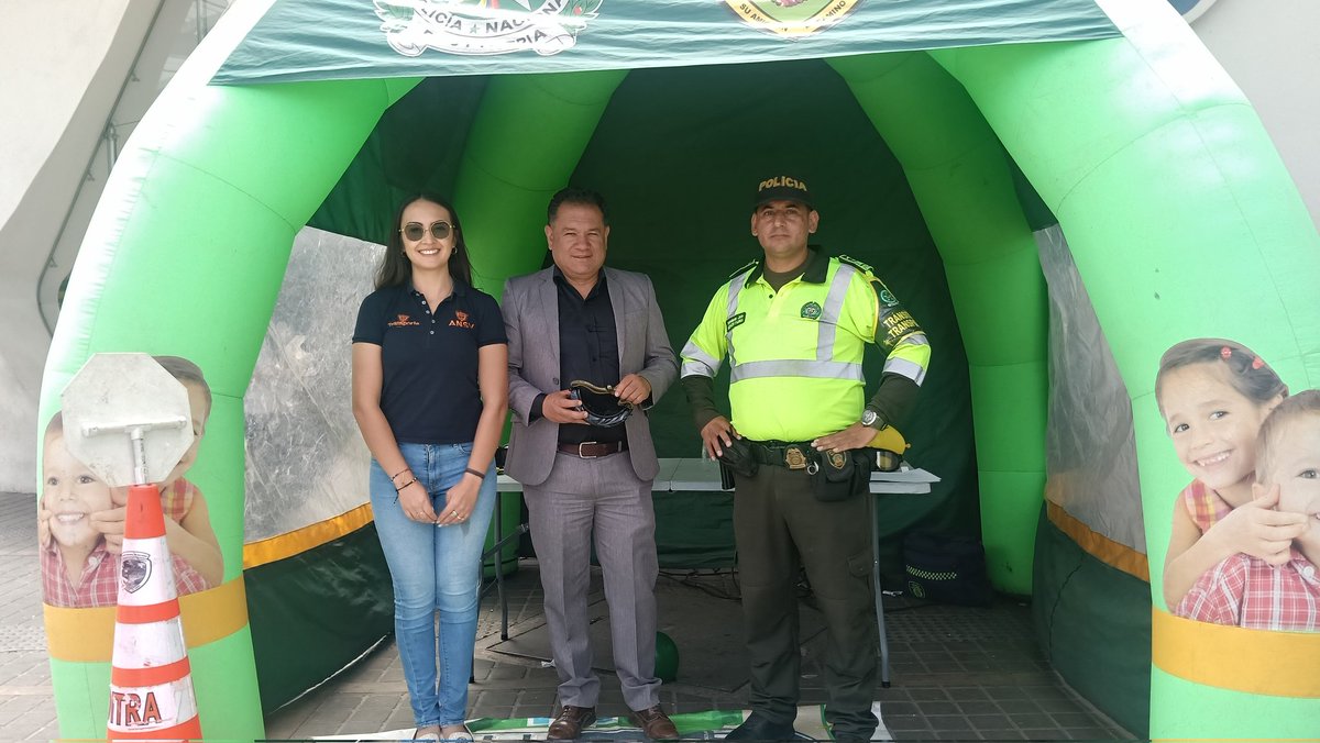 TerminalTunja's tweet photo. 🚌 En la @TerminalTunja  realizamos controles preoperacionales a buses intermunicipales. 
Junto a Policia SETRA  y @ANSVColombia verificamos condiciones básicas antes de cada salida, porque la seguridad de nuestros usuarios empieza desde la terminal https://t.co/d0ncxZPkEO