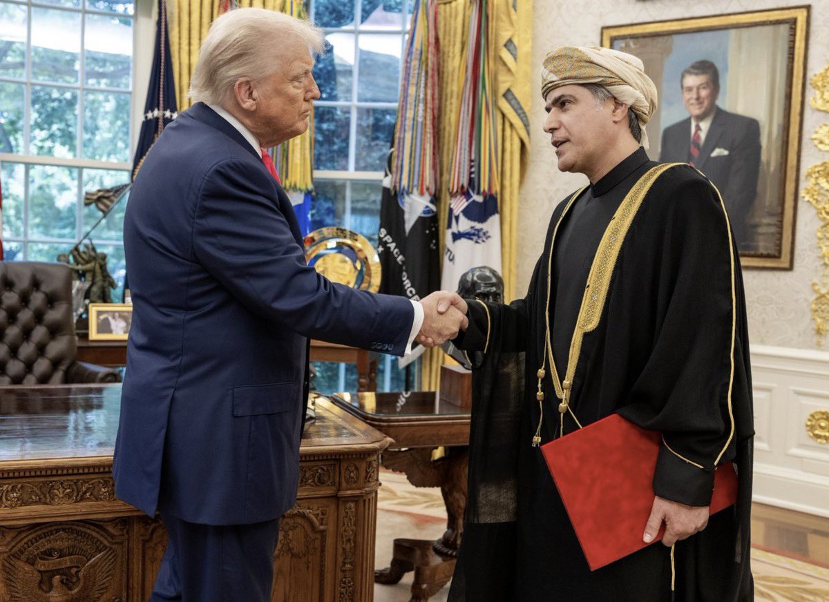 a7med_Alshibli's tweet photo. 🔴 لماذا يدافع الجميع عن عمان ؟

* تشعر بالفخر وانت تشاهد الردود التي تدافع عن عمان بعد تصريح ترامب ..

عمان التي لاتملك اسطول من القنوات ولم تشتري الصحف و الأقلام، لاتدفع الملايين لشركات العلاقات لتلميع صورتها

لكن قوة الحق وحب الخير وصدق النوايا هو مايجعل النفوس تهب للدفاع عنها https://t.co/cAsl8W57gm