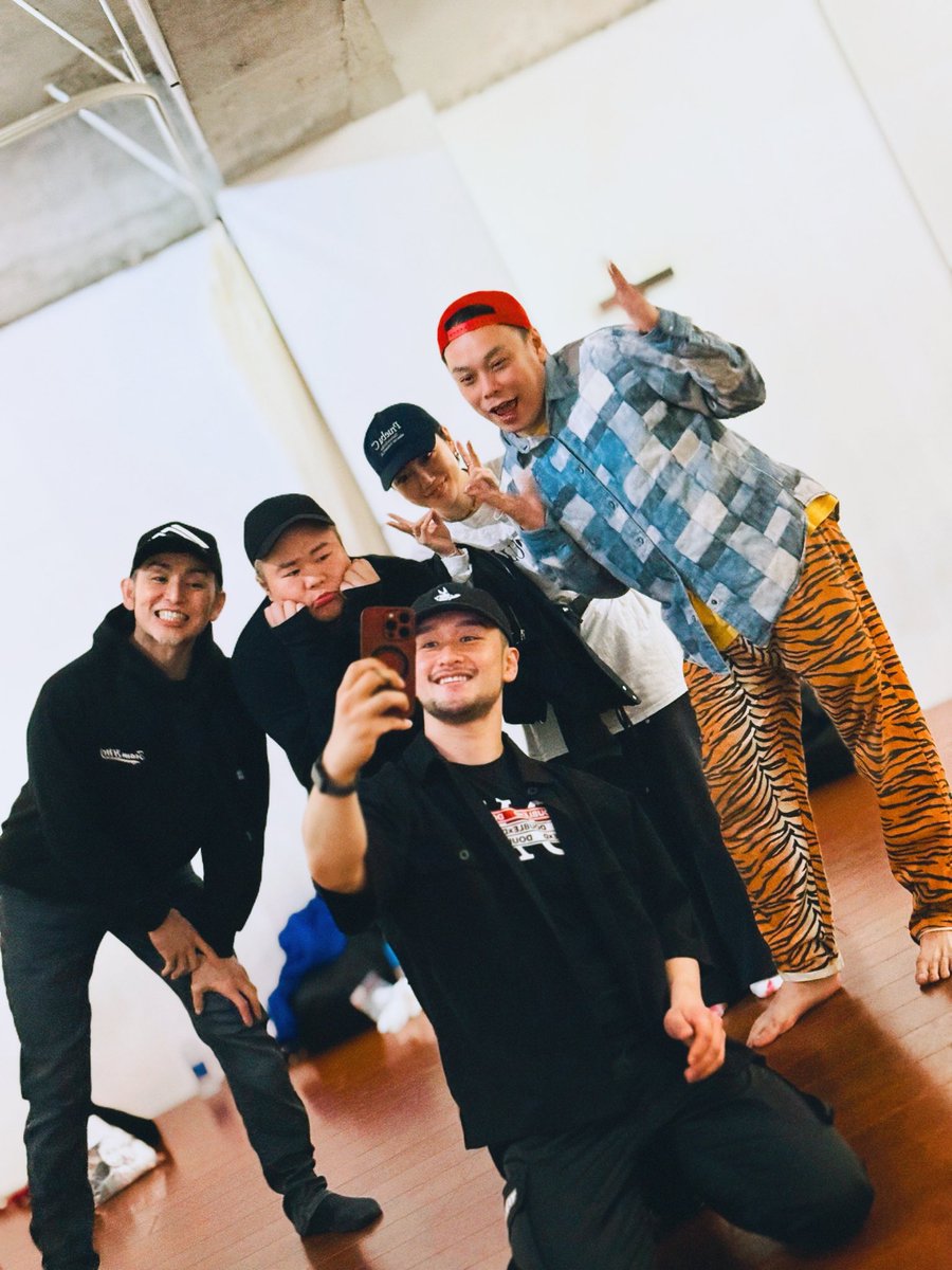 moe_bmh's tweet photo. 最近もっぱらこちらのリハ🌹
6月6日TokyoPride2026 Pride Stage@代々木公園野外ステージ
DRAG QUEENS SHOW TIME #2 に出演される皆様とおリハ💃
鈴木は振付け担当させていただいております恐縮🦭
どえらい派手な８人がどんな風にまとまって…まとまるのか！？…超絶楽しみ❤️
https://t.co/WgGFyLjYmO https://t.co/ILCtAgsaE5